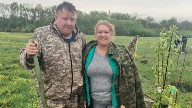 Семьи микрорайона Липовка посёлка Прохоровка высадили у себя на территории саженцы деревьев